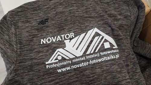 Bluza powierzona z nadrukiem DTF na plecach dla firmy Novator