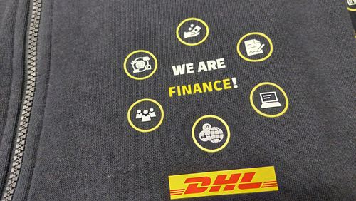 Bluza rozpinana DHL z nadrukiem DTF logo i małych grafik na piersi