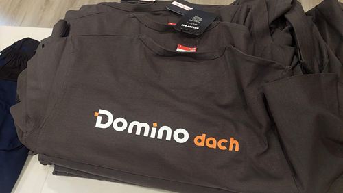 Koszulki pracownicze z logo DominoDach