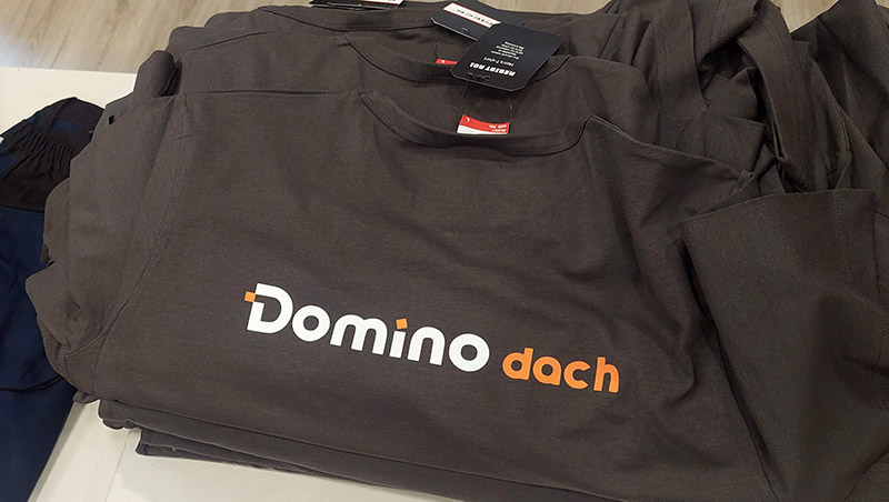 Koszulki pracownicze z logo DominoDach