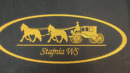 Złoty haft komputerowy Stajnia WS na ciemnej tkaninie