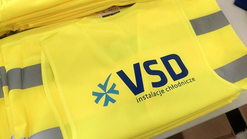 Zbliżenie nadruku VSD na kamizelce ostrzegawczej