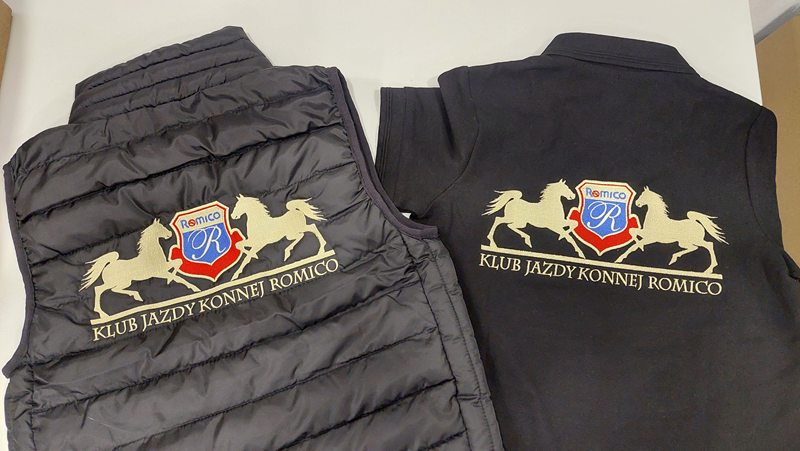 Dwie kamizelki firmowe z haftowanym logo Klubu Jazdy Konnej Romico