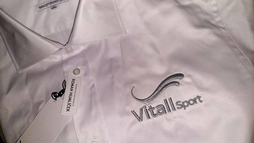 Biała koszula firmowa z haftem logo Vitall Sport na piersi