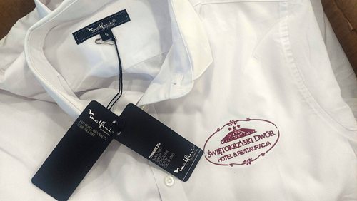 Biała koszula hotelowa z haftem logo Świętokrzyski Dwór na piersi
