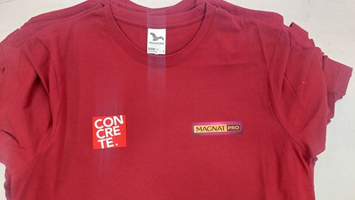 Bordowe koszulki firmowe z oznaczeniami Concreate i Magnat Pro