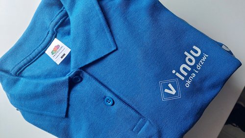 Koszulka polo z nadrukiem DTF na piersi dla INDU Okna i Drzwi