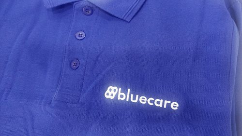 Koszulka polo z haftowanym logo Bluecare