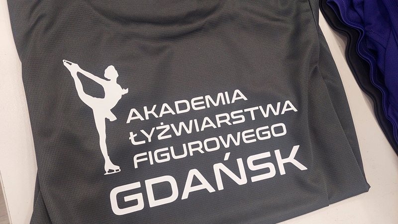 Koszulki sportowe z nadrukiem DTF dla Akademii Łyżwiarstwa Figurowego w Gdańsku