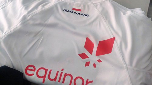 Logo wykonane metodą DTF na koszulce sportowej Equinor