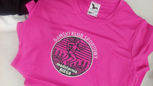 Znakowanie DTF koszulki Klubu Sportowego Modelarnia