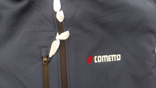 Granatowa kurtka z logo Le Cometto wykonanym haftem komputerowym