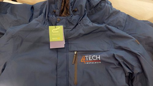 Granatowa kurtka firmowa z logo 4TECH Instalacje na lewej piersi
