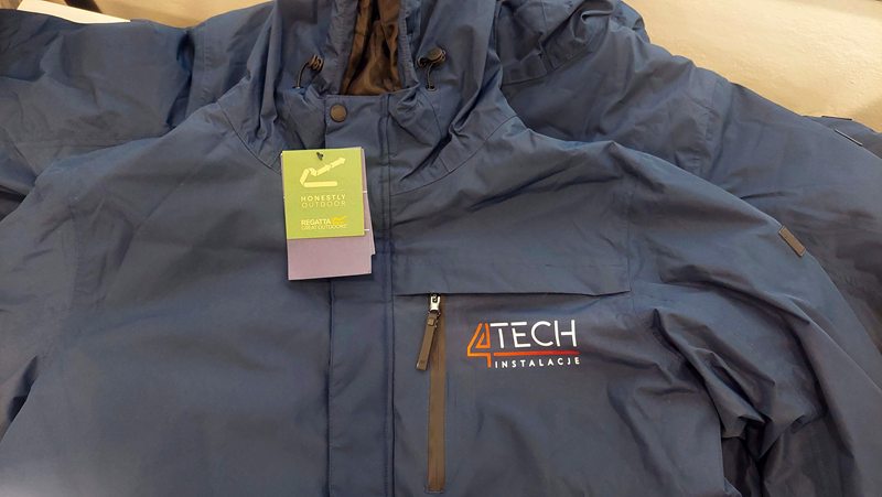 Granatowa kurtka firmowa z logo 4TECH Instalacje na lewej piersi