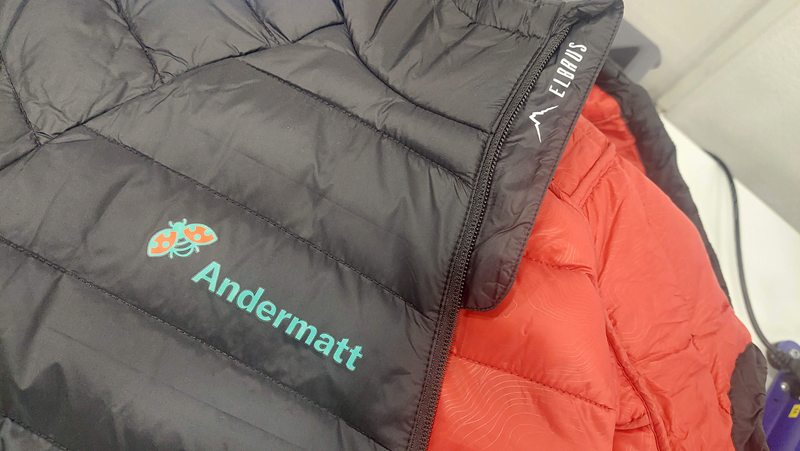 Czarna pikowana kurtka z zielonym logo Andermatt na piersi