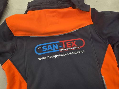 Kurtka softshell z nadrukiem logo SAN-TEX na plecach