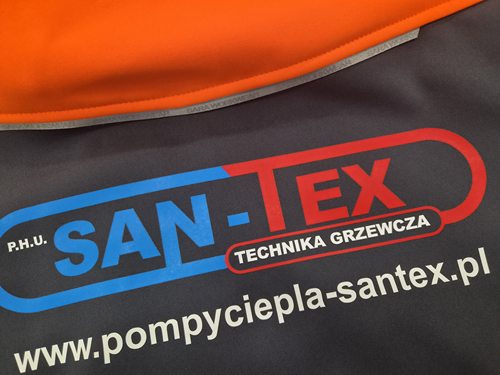 Zbliżenie nadruku logo SAN-TEX na kurtce softshell