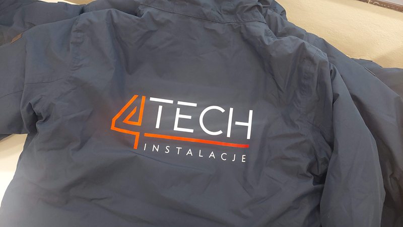 Kurtka firmowa z dużym logo 4TECH Instalacje na plecach