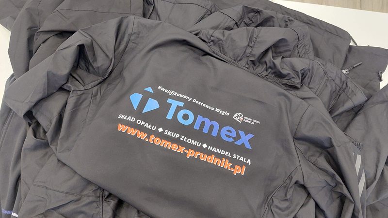 Czarne kurtki z wielokolorowym nadrukiem DTF logo Tomex na plecach