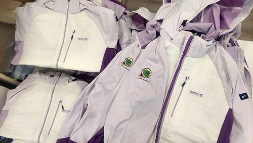 Biało-fioletowe kurtki turystyczne Regatta z logotypami klubu