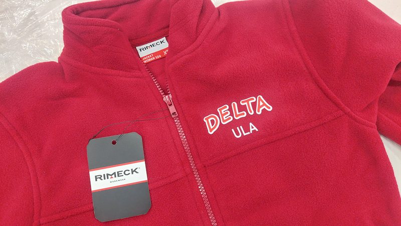 Personalizacja imion na polarach za pomocą nadruku