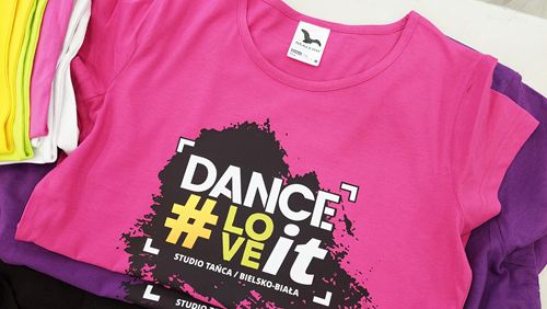 Różowa koszulka z dużą kolorową grafiką Dance Love It