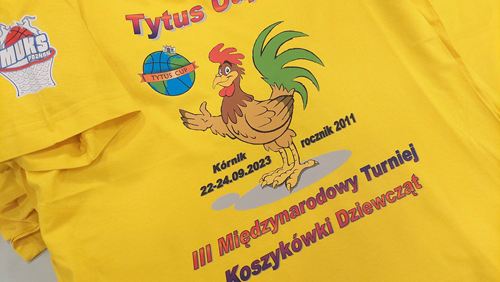 Żółte koszulki z dużą kolorową grafiką eventową