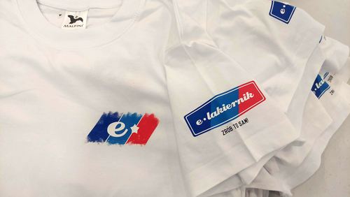 Białe koszulki z nadrukowanym logo firmowym