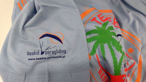Logo nadrukowane na rękawie koszulki Beskid Paragliding