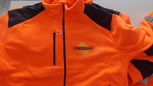 Pomarańczowy polar roboczy z logo Ksomar na piersi