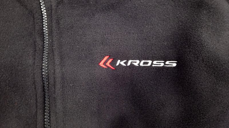 Haftowane logo Kross Rowery na piersi polaru