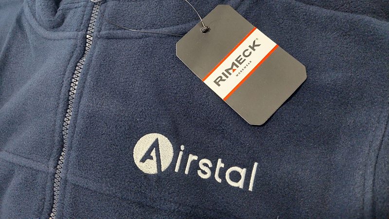 Polar firmowy z haftowanym logo Airstal na piersi