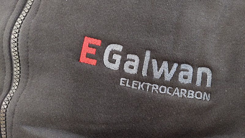 Polar roboczy z logo Egalwan Elektrocarbon