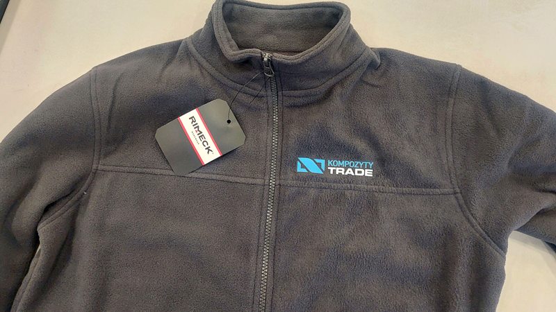 Nadruk DTF logo Kompozyty Trade na piersi polaru