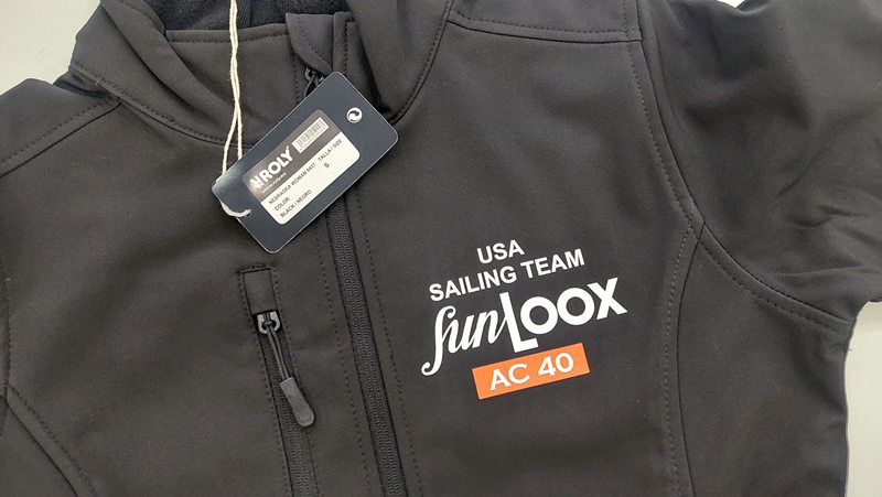 Czarny softshell z logo USA Sailing Team Sunloox na piersi