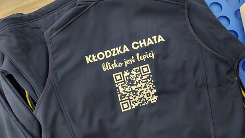 Granatowy softshell z nadrukiem Kłodzka Chata i kodem QR na plecach