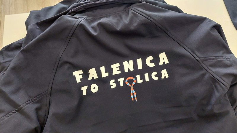 Granatowy softshell z nadrukiem Falenica to Stolica na plecach