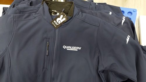 Granatowe softshelle z logo Qualserv wykonanym folią flex na piersi