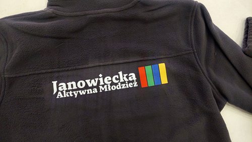 Przykład kolorowego logo wykonanego na polarze